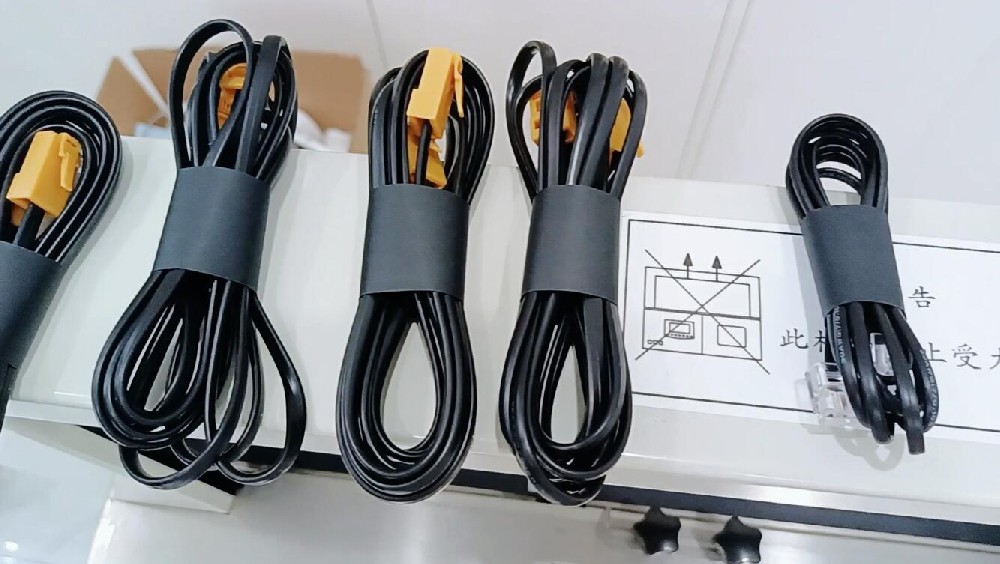 束带机捆扎打包：电话连接线