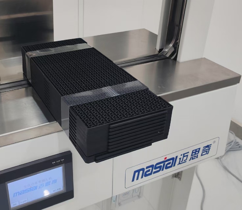 束带机捆扎打包：塑料盒