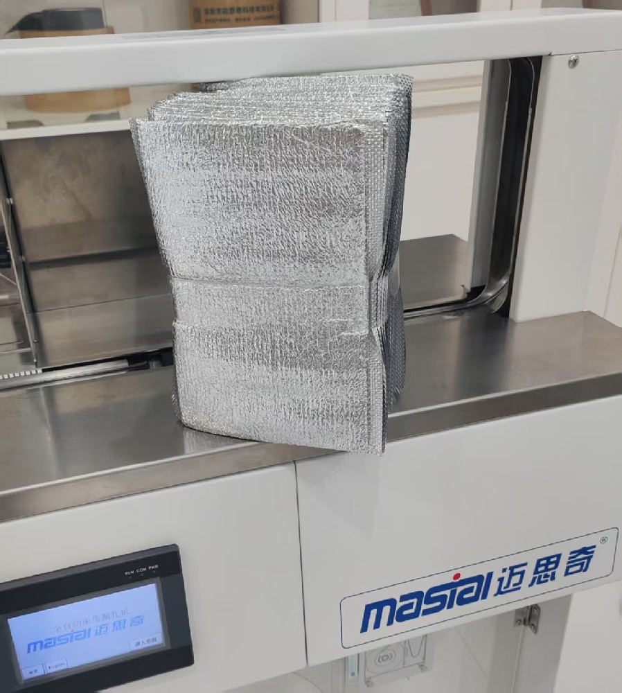 束带机捆扎打包：垃圾袋